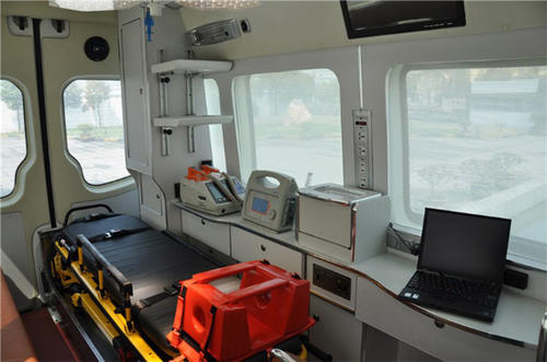 米脂县救护车内部